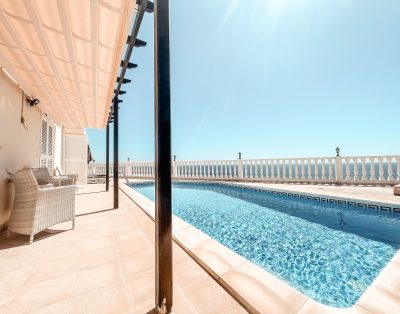 Villa with private swimming pool First line CS93