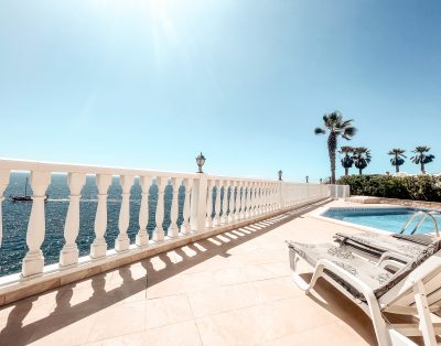 Villa with private swimming pool First line CS93