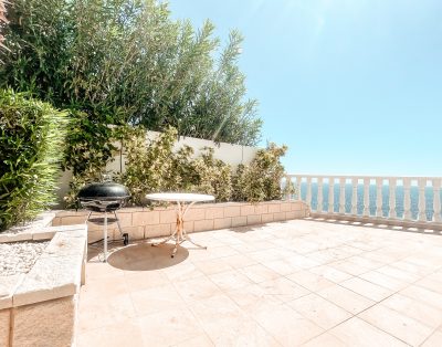 Villa with private swimming pool First line CS93