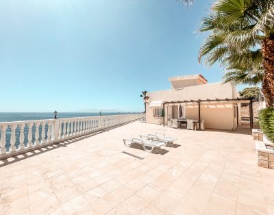 Villa with private swimming pool First line CS93