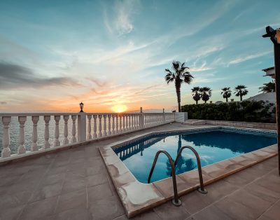 Villa with private swimming pool First line CS93