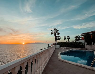 Villa with private swimming pool First line CS93